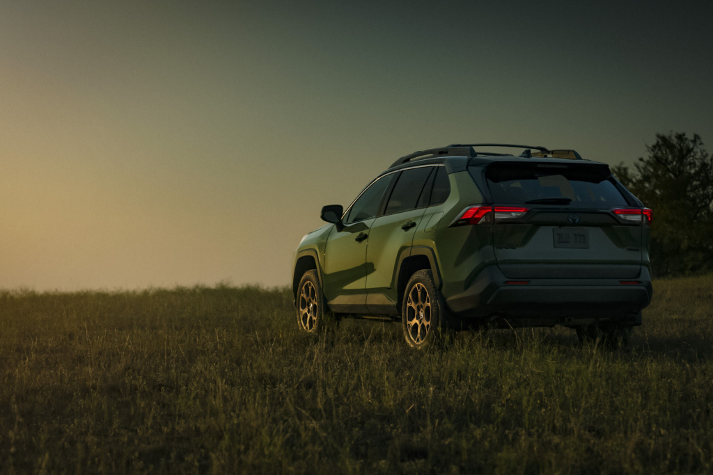 обновленный Toyota RAV4 Woodland Edition. Будьте в курсе последних новинок и выбирайте автомобиль, который сочетает в себе стиль, функциональность и современные технологии.