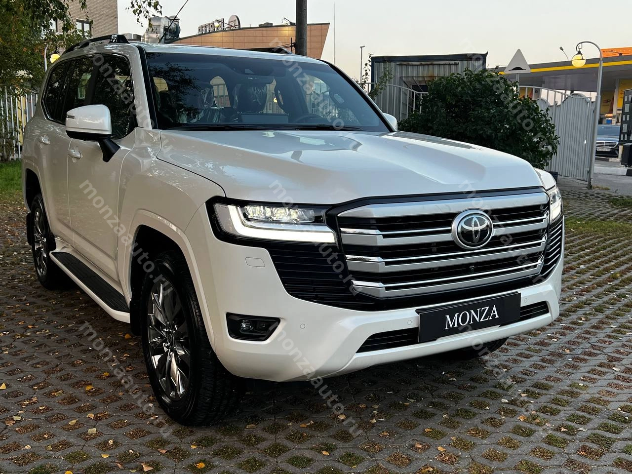 В наличии новенький Toyota Land Cruiser 300 2023 года выпуска в ярком белом перламутровом цвете Впечатляющий новый Toyota Land Cruiser 300 2023 года выпуска представлен в белом перламутровом цвете.
