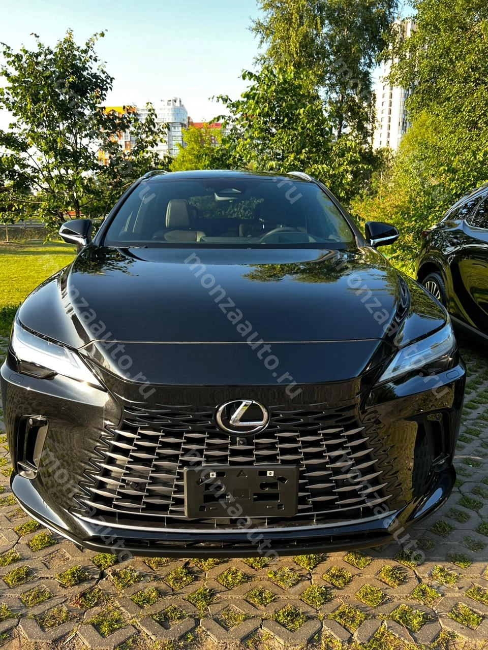 Представлен автомобиль Lexus RX 350 в комплектации Executive. 