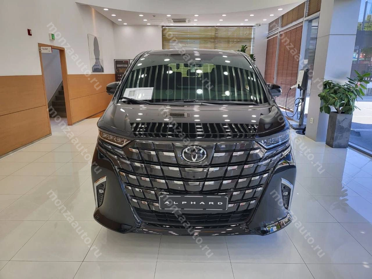 Автомобиль в наличии Toyota Alphard Hybrid Executive Lounge цвет- black (Чёрный) в автосалоне MONZA Автомобиль в наличии Toyota Alphard Hybrid Executive Lounge цвет- black (Чёрный) в автосалоне MONZA