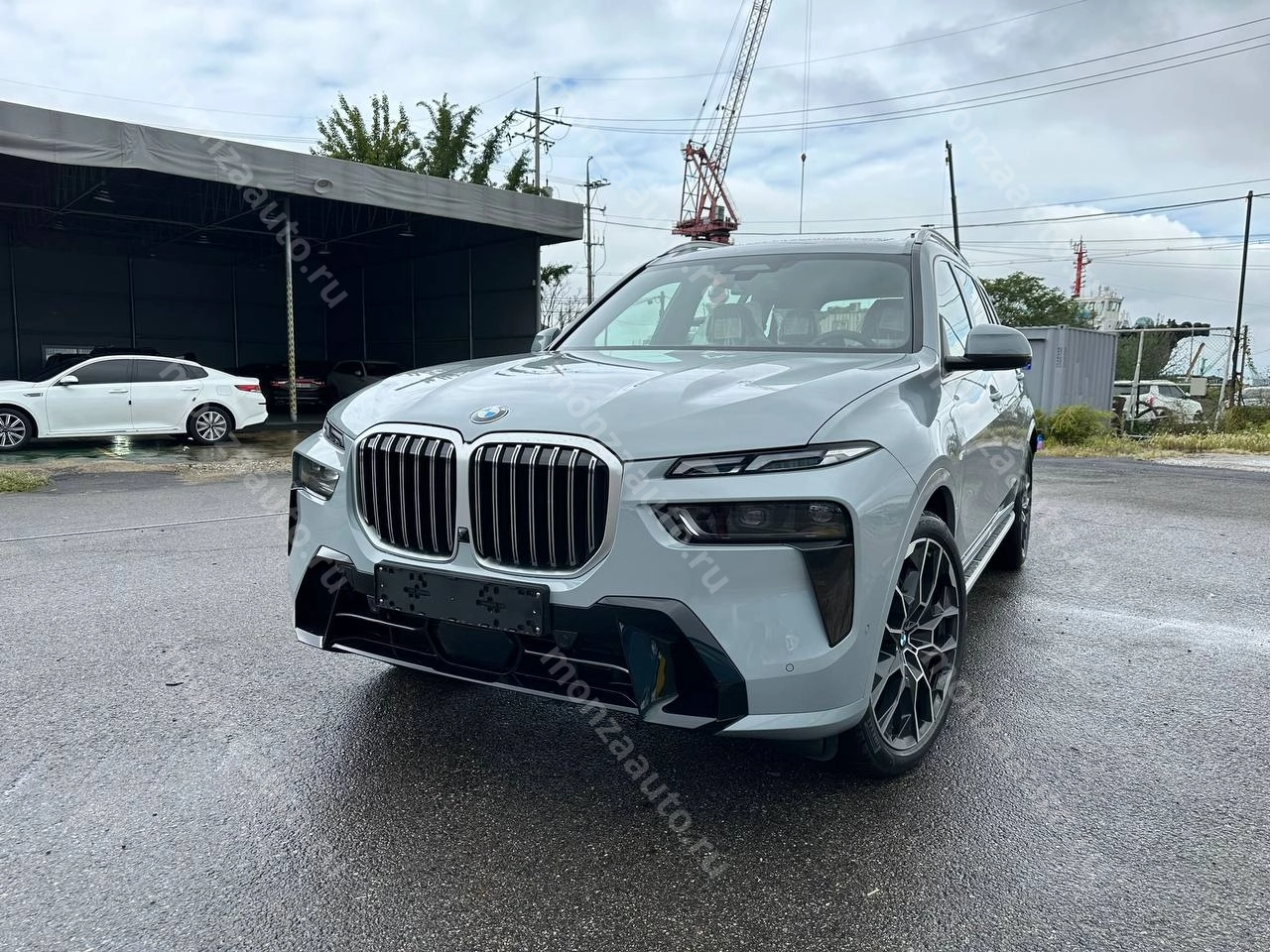 Новый BMW X7 4.0i в комплектации M Sport Pro, автомобиль в пути В автосалоне Monza Auto вы можете купить новый BMW X7 4.0i M Sport Pro. Этот роскошный автомобиль предлагает непревзойденный комфорт и производительность.