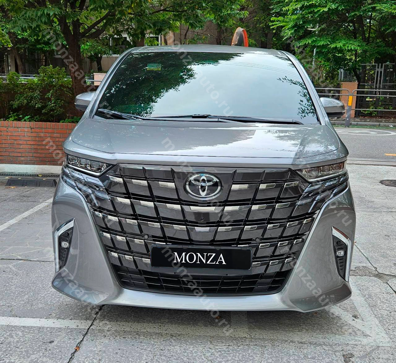 Представлена Toyota Alphard Hybrid Executive Lounge в цвете precious metal (Серый металлик) Toyota Alphard - это знак роскоши, стиль и надежности. В пути Toyota Alphard Hybrid Executive Lounge цвет: precious metal (Серый металлик) в автосалоне MONZA