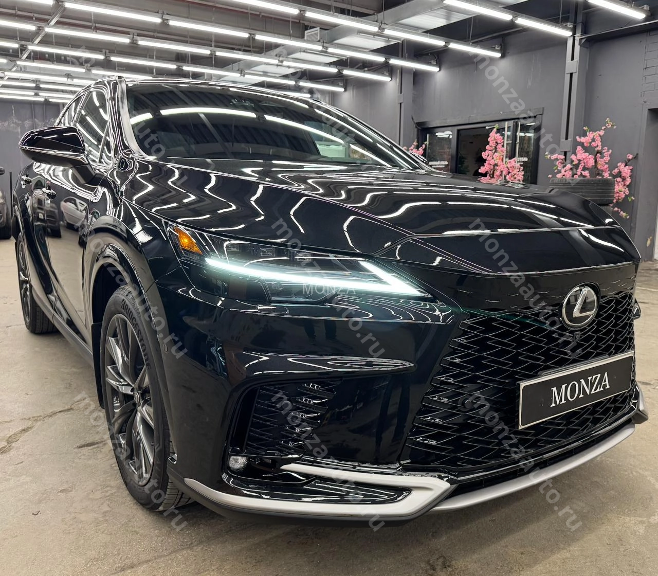 Купить Lexus RX350 c двумя комплектами ключе. Комплектация: F Sport 3 в автосалоне MONZA