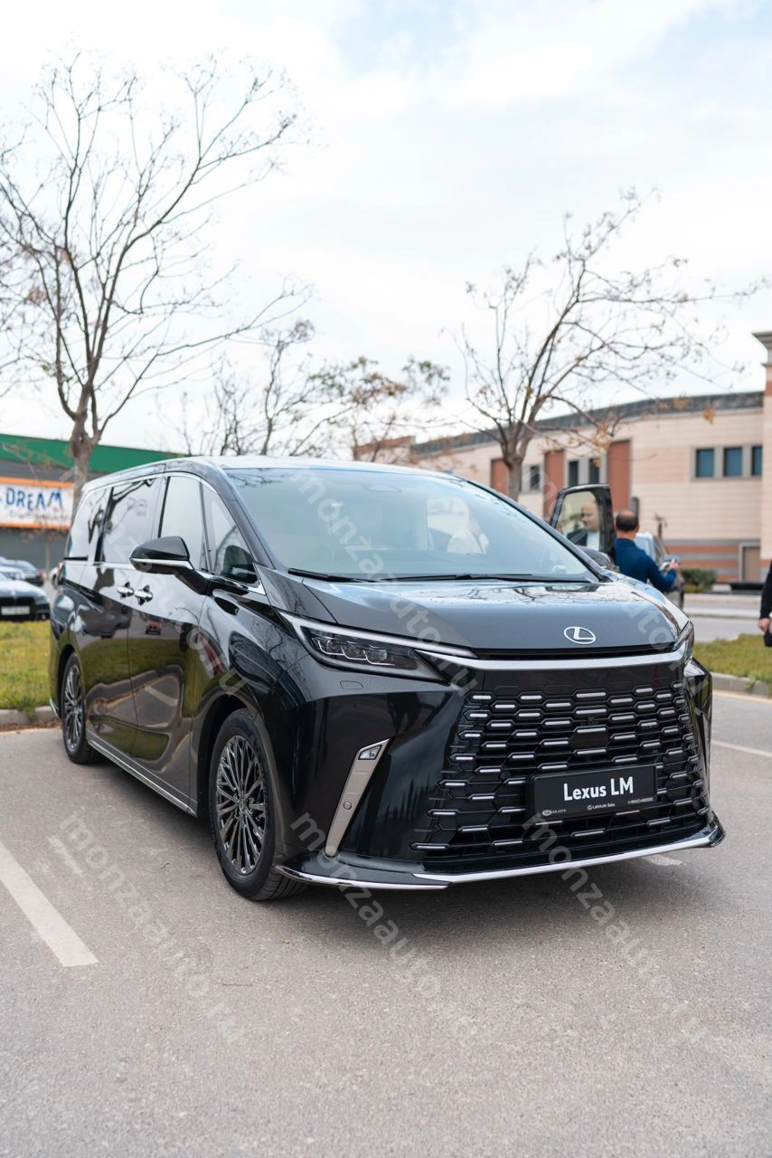 Автомобиль Lexus LM 2.5L Hybrid с трансмиссией CVT и полным приводом 4WD и светлым салоном