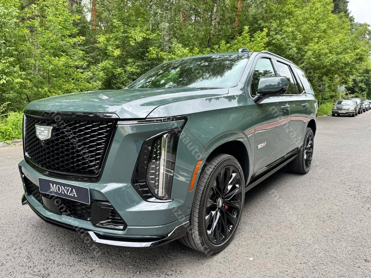 Купить Cadillac Escalade V Series c блек пакетом, русским языком Экстерьер: Aegean Stone в автосалоне MONZA