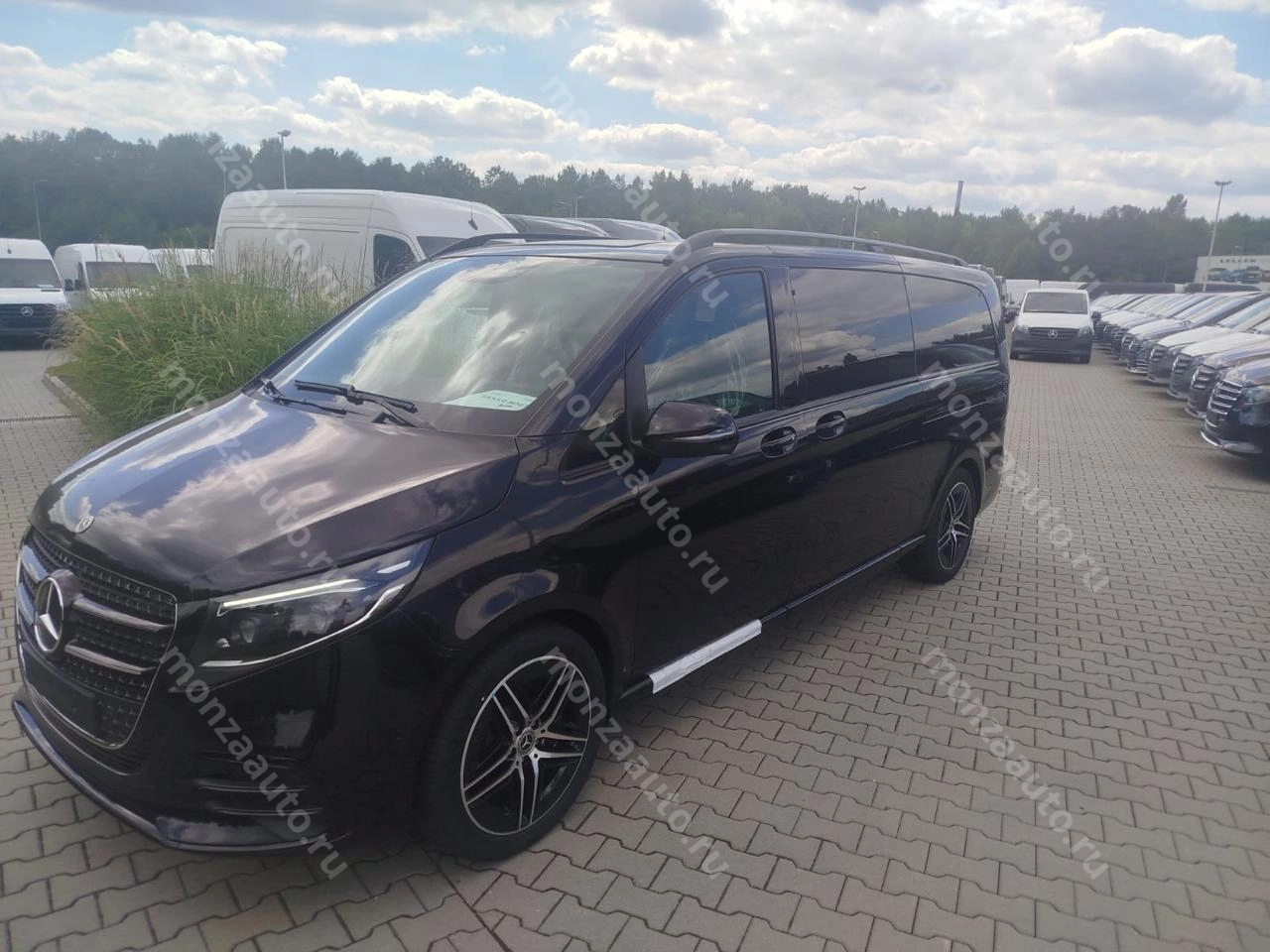 Купить Mercedes-Benz V 300d Extralong Дизель Черный металлик ( Obsidianschwarz metallic ) в автосалоне MONZA